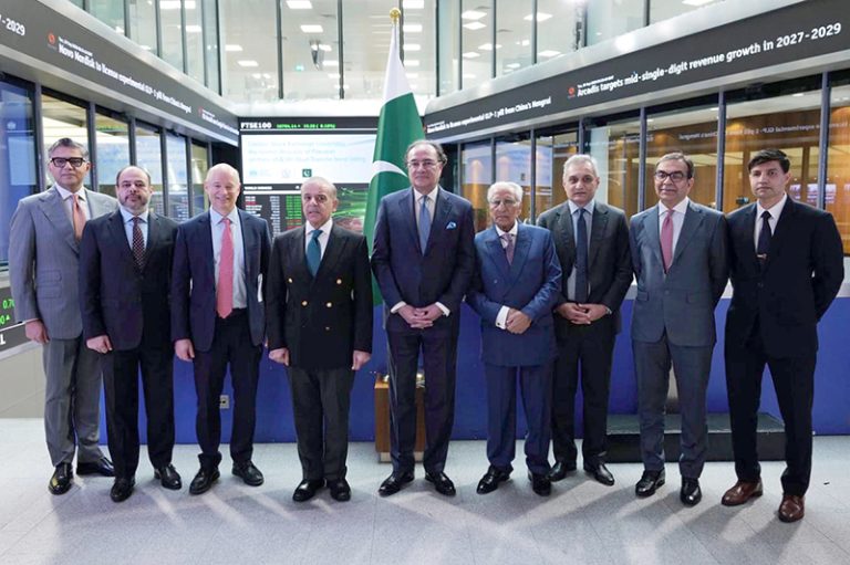 Prime Minister Shehbaz Sharif Meets London Stock Exchange CEO, Poses for Group Photograph with Pakistani Delegation