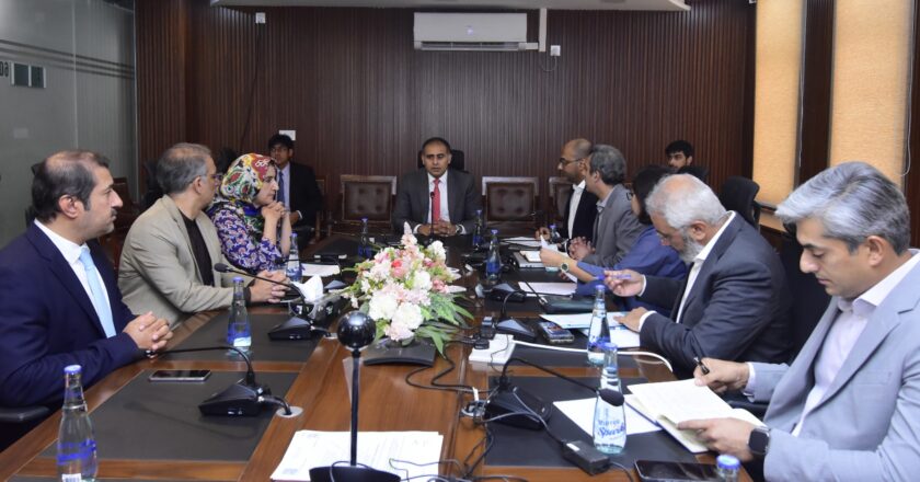 وزیرِ مملکت برائے خزانہ بلال اظہر کیانی کی زیرِ صدارت کیش لیس معیشت سے متعلق اعلیٰ سطحی جائزہ اجلاس