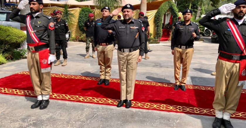 KP Police Chief Visits Kohat, Hears Officers’ Concerns and Orders Timely Resolution