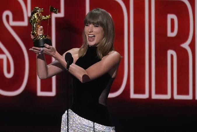 Taylor Swift Makes VMAs History, Dedicates Award to Dolly Parton