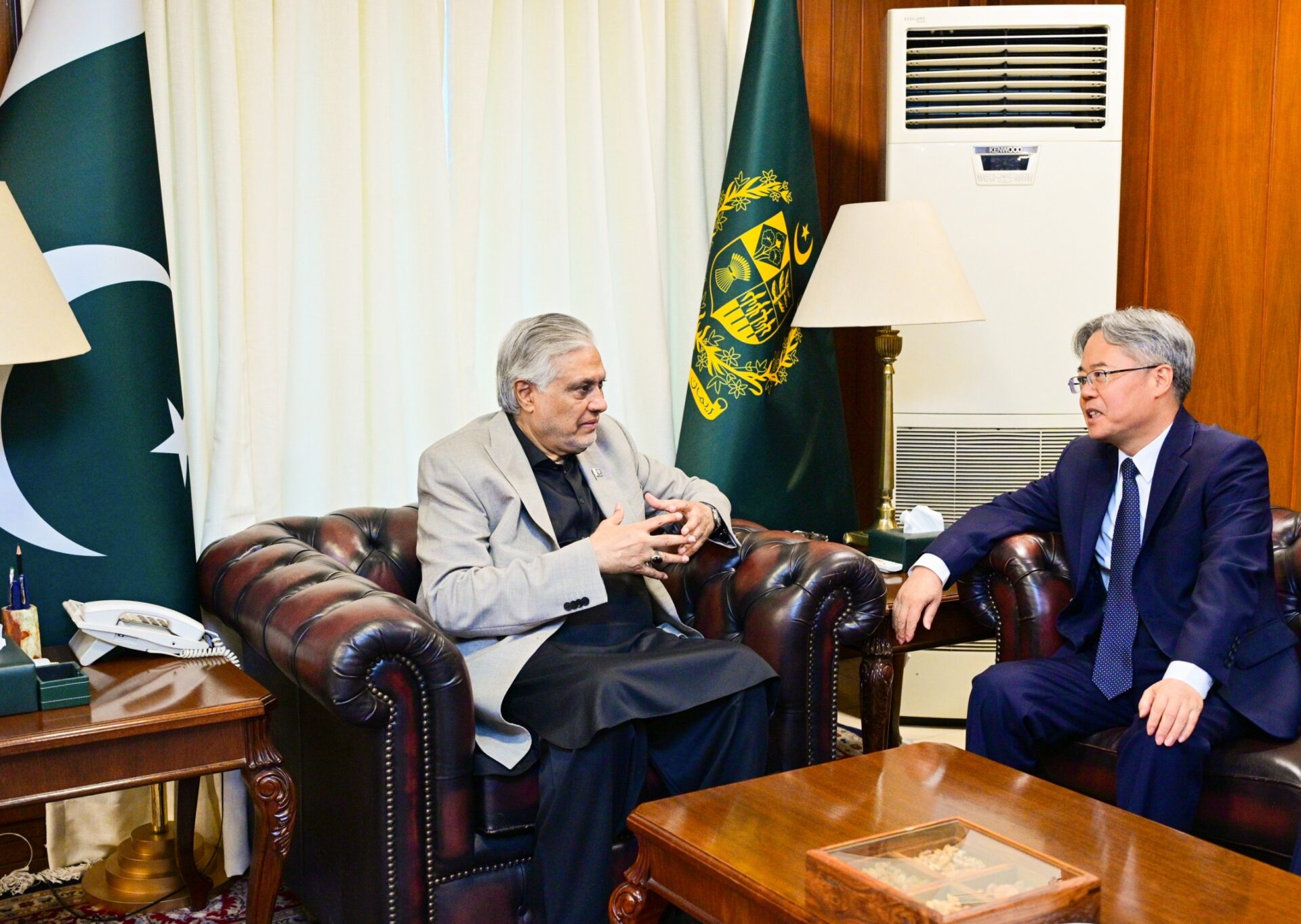 Ishaq Dar, Chinese Ambassador Discuss Strengthening Pakistan-China Strategic Partnership