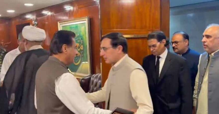 حکومت اور اپوزیشن کے مذاکرات کا پہلا دور مکمل، 4 اکتوبر کے پی ٹی آئی مارچ پر بات چیت