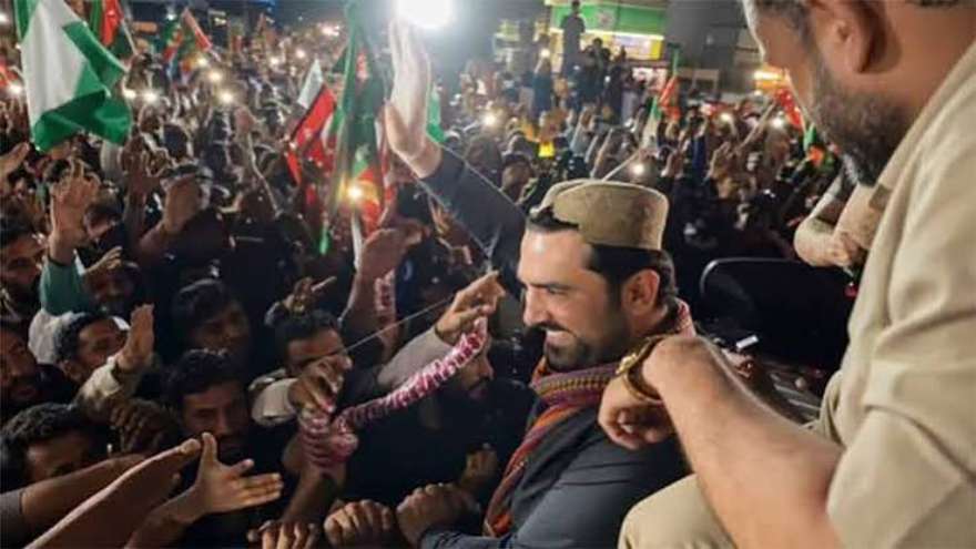 KP CM Afridi Resumes PTI March, Convoy Moves Towards Kohat