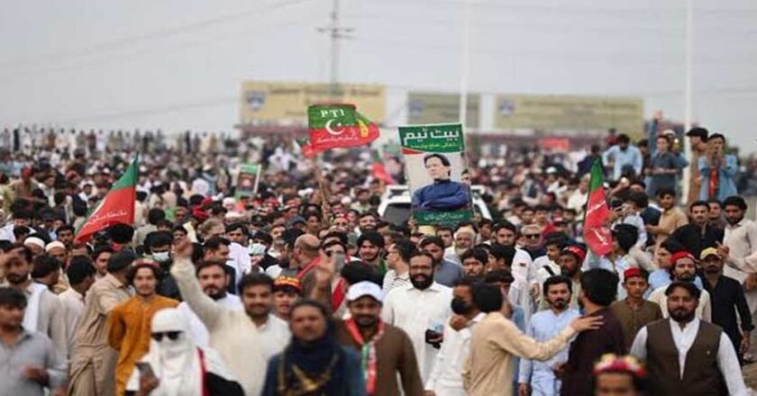 PTI Long March Enters Charsadda on Seventh Day, Heads Towards Mardan