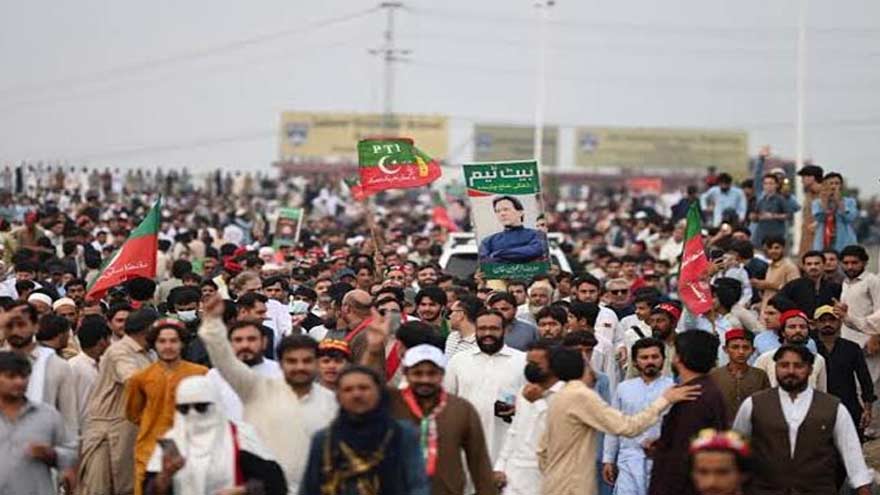 PTI Long March Enters Charsadda on Seventh Day, Heads Towards Mardan