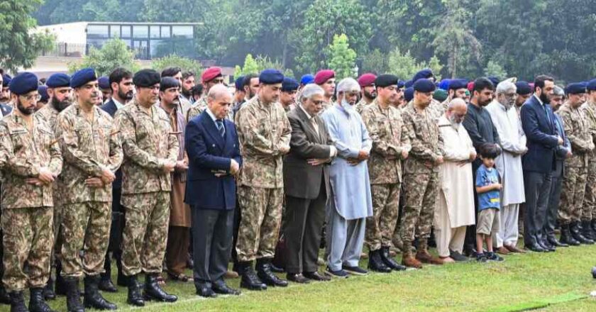 وزیراعظم، فیلڈ مارشل کی کوئٹہ طیارہ حادثے میں شہید ہونے والے پاک فوج کے پائلٹس کی نمازِ جنازہ میں شرکت