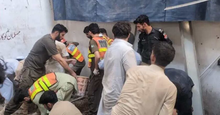 پشاور میں اسکول کی چھت گرنے سے 34 طلبہ اور ایک خاتون ٹیچر سمیت 35 افراد جاں بحق