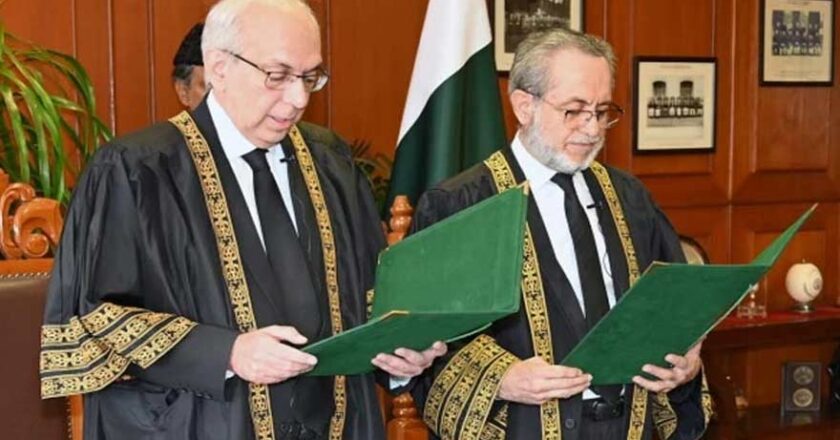جسٹس منیب اختر نے قائم مقام چیف جسٹس آف پاکستان کے عہدے کا حلف اٹھا لیا