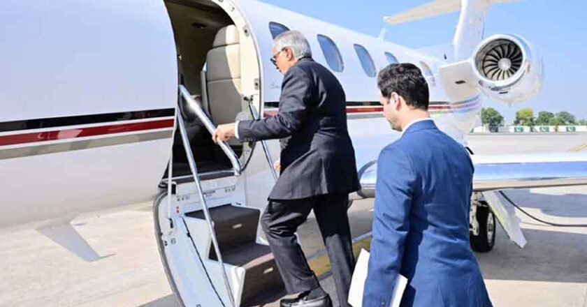 اسحاق ڈار شنگھائی تعاون تنظیم کے اجلاس میں شرکت کے لیے دوشنبے روانہ