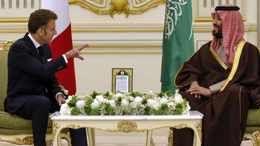 Macron Arrives in Riyadh on Surprise Visit to Show Solidarity with Saudi Arabia